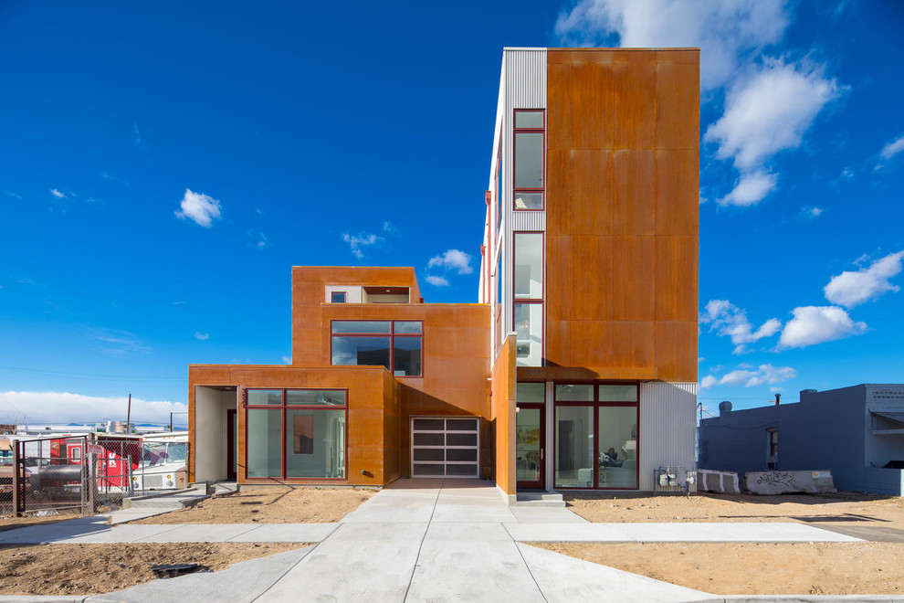 Große, Dreistöckige Moderne Doppelhaushälfte mit Metallfassade, oranger Fassadenfarbe und Flachdach in Denver
