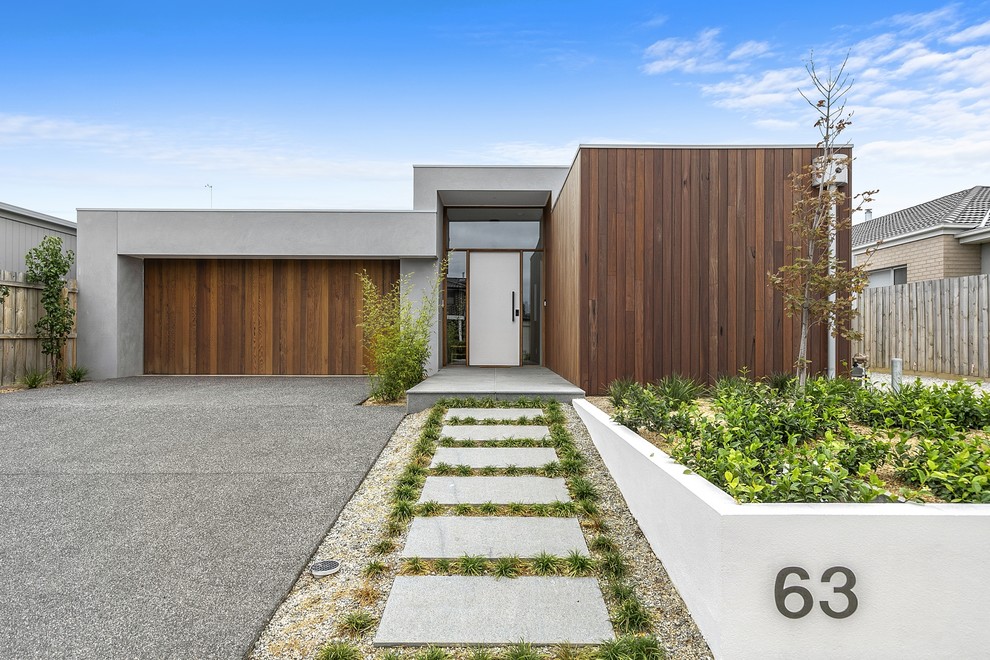 Großes, Einstöckiges Modernes Einfamilienhaus mit Flachdach, Mix-Fassade und brauner Fassadenfarbe in Geelong