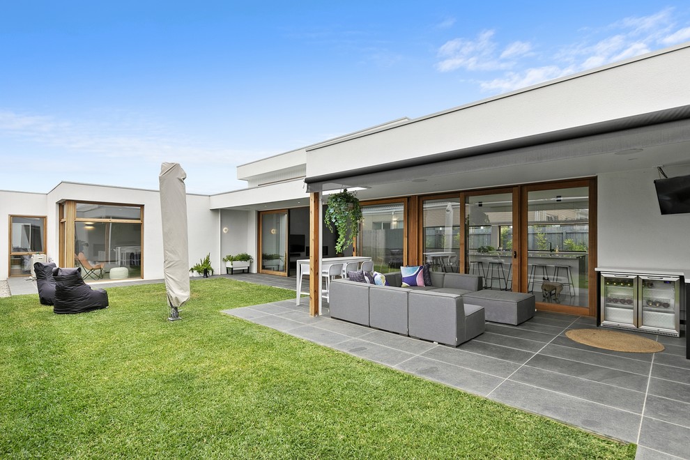 Large modern bungalow detached house in Geelong with a flat roof.