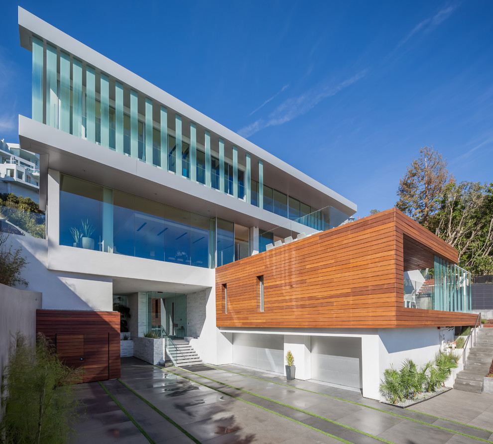 Dreistöckiges Modernes Einfamilienhaus mit Mix-Fassade, weißer Fassadenfarbe und Flachdach in Los Angeles