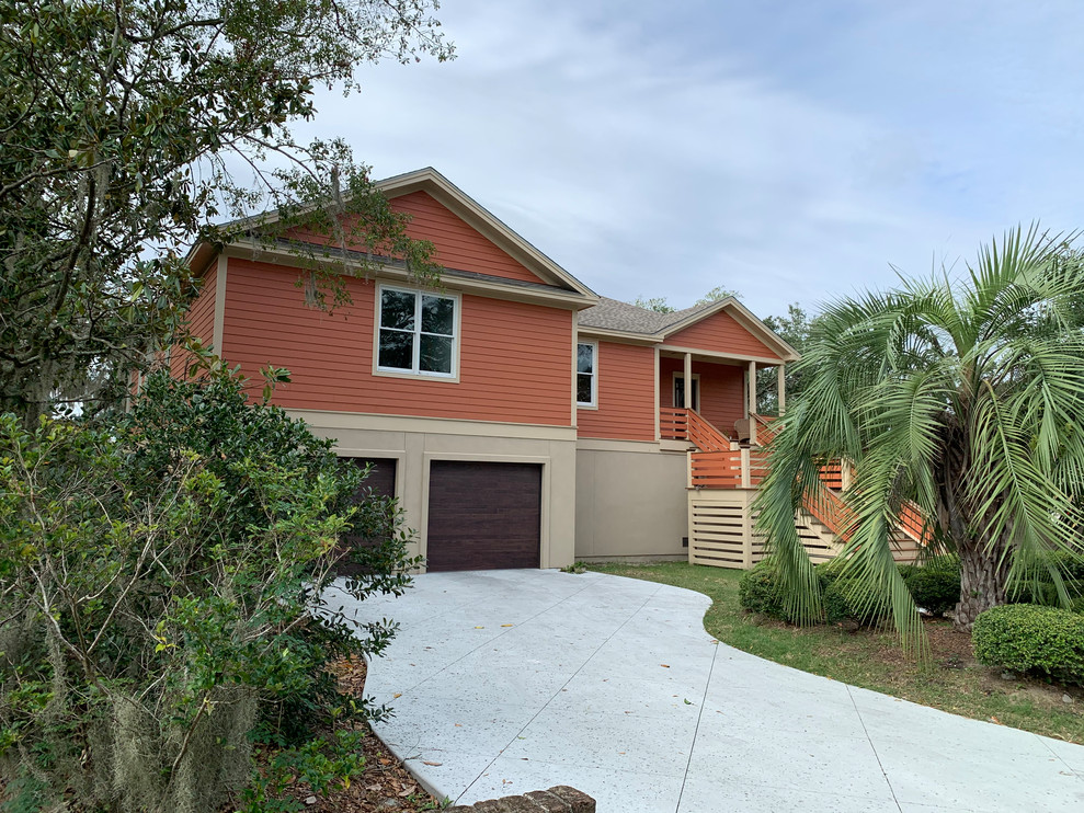 Mittelgroßes, Zweistöckiges Maritimes Einfamilienhaus mit Faserzement-Fassade, oranger Fassadenfarbe, Satteldach und Schindeldach in Charleston