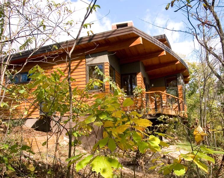 Свежая идея для дизайна: двухэтажный, деревянный, коричневый дом среднего размера в современном стиле - отличное фото интерьера