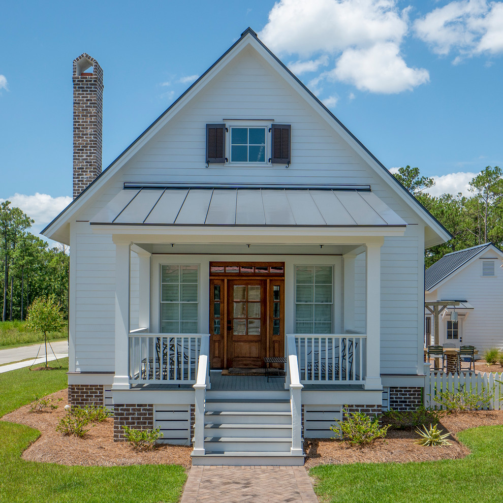 Kleines, Einstöckiges Klassisches Einfamilienhaus mit Faserzement-Fassade, weißer Fassadenfarbe, Satteldach und Blechdach in Raleigh