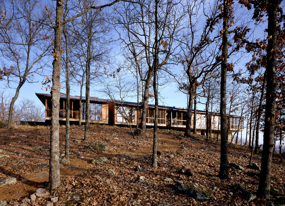 Cette photo montre une grande façade de maison tendance en bois à un étage.