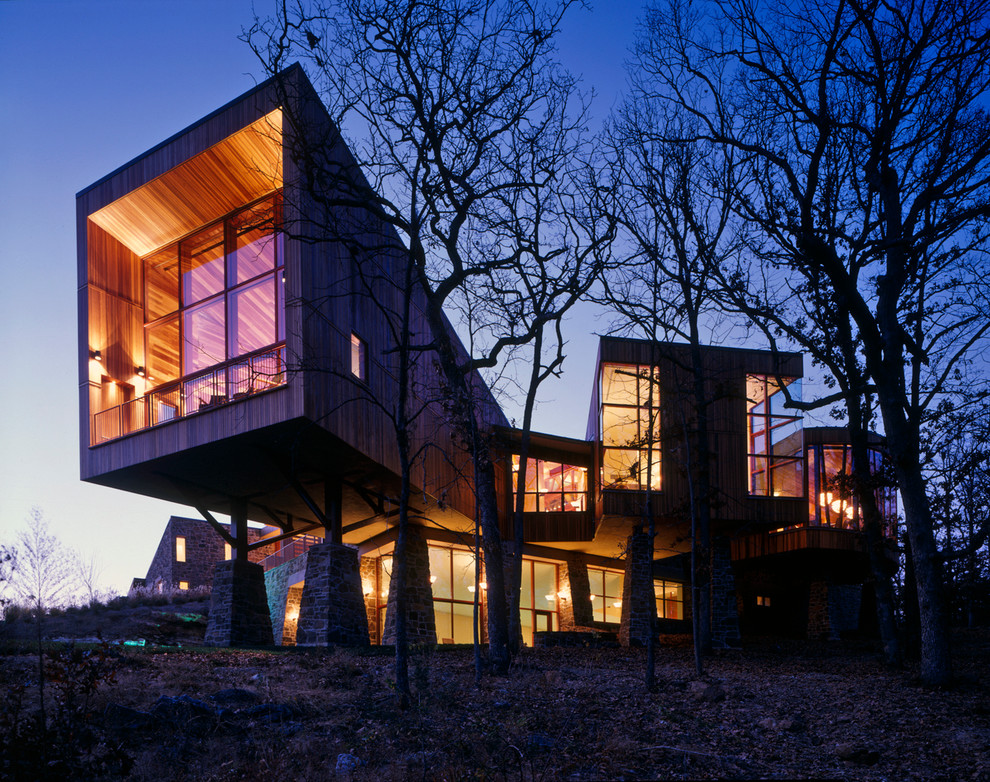 Geräumiges, Zweistöckiges Modernes Einfamilienhaus mit beiger Fassadenfarbe, Flachdach und Mix-Fassade in St. Louis
