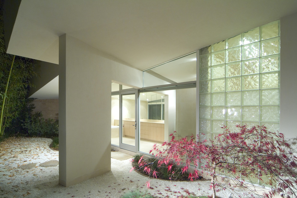 Стильный дизайн: большой, одноэтажный, стеклянный, белый дом в стиле модернизм - последний тренд