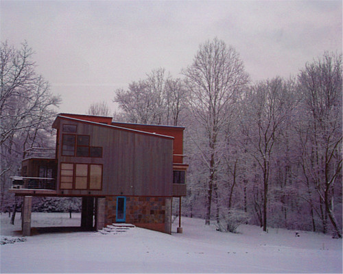 Modern inredning av ett stort grått hus, med tre eller fler plan och blandad fasad
