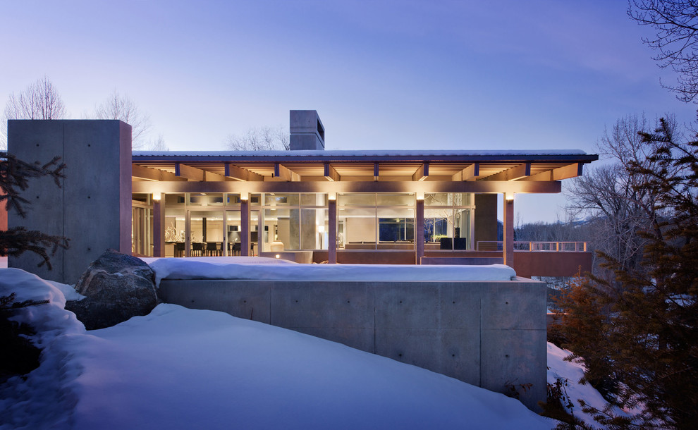 Zweistöckiges Modernes Haus mit Betonfassade und Flachdach in Seattle