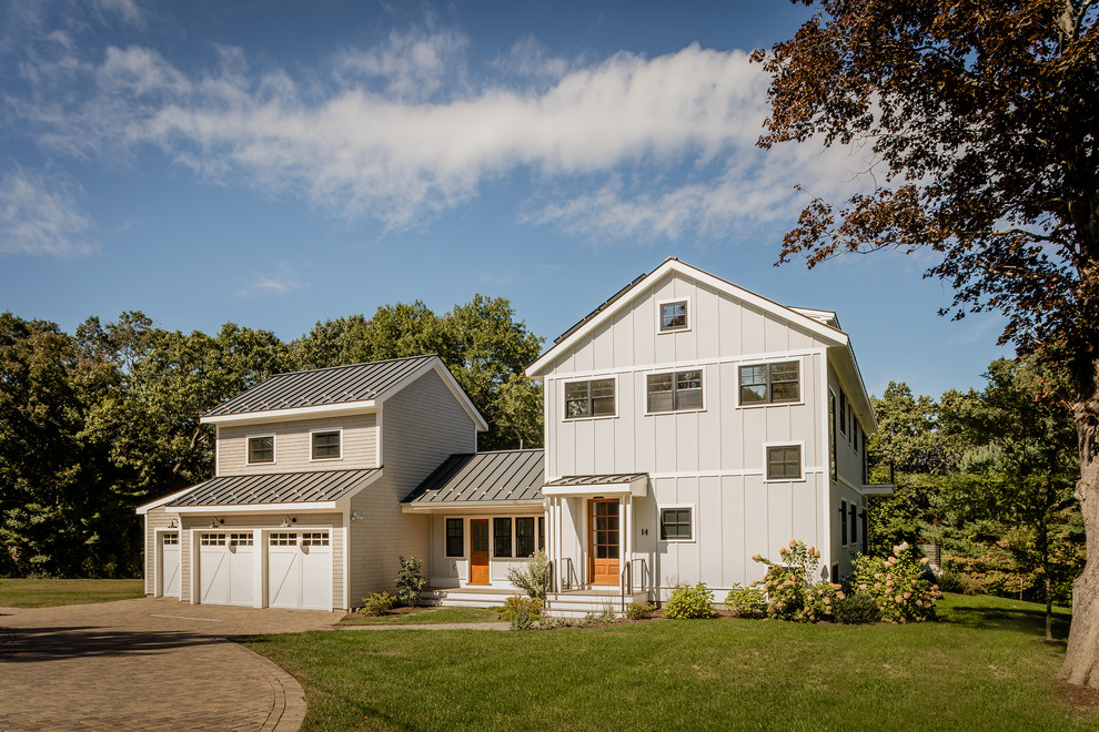 Zweistöckiges Landhaus Einfamilienhaus mit Faserzement-Fassade, Satteldach, Blechdach und grauer Fassadenfarbe in Boston