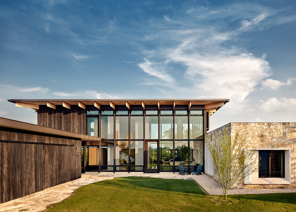Einstöckiges Modernes Einfamilienhaus mit Glasfassade und Flachdach in Austin