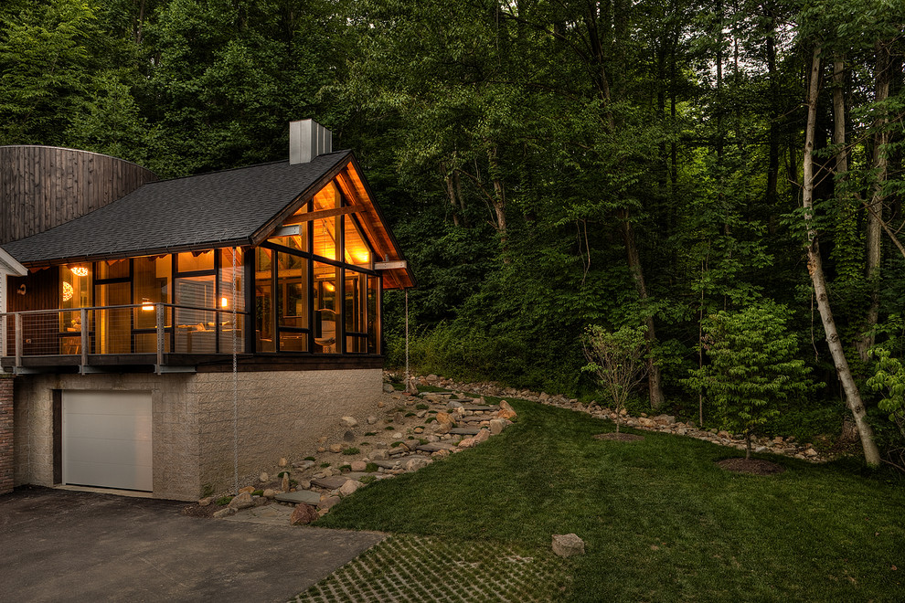 Идея дизайна: дом в современном стиле с облицовкой из камня