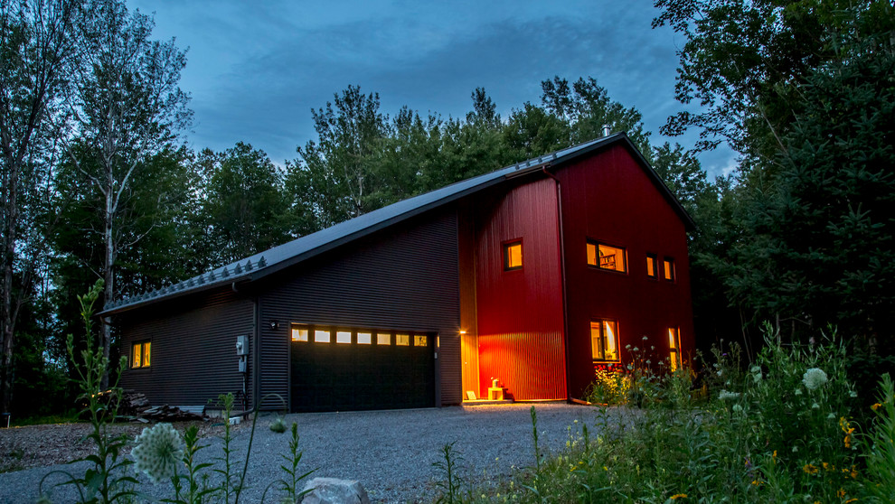 Großes, Zweistöckiges Uriges Einfamilienhaus mit Mix-Fassade, roter Fassadenfarbe, Satteldach und Blechdach in Ottawa