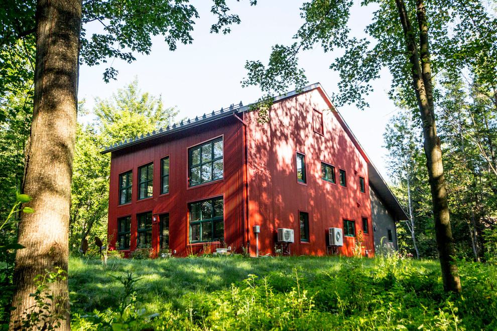 Свежая идея для дизайна: большой, двухэтажный, деревянный, красный частный загородный дом в стиле рустика с двускатной крышей и металлической крышей - отличное фото интерьера