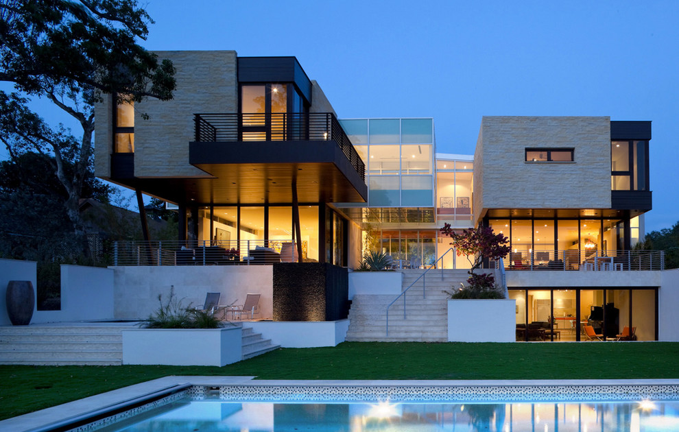 Modernes Haus mit Steinfassade und beiger Fassadenfarbe in Sonstige