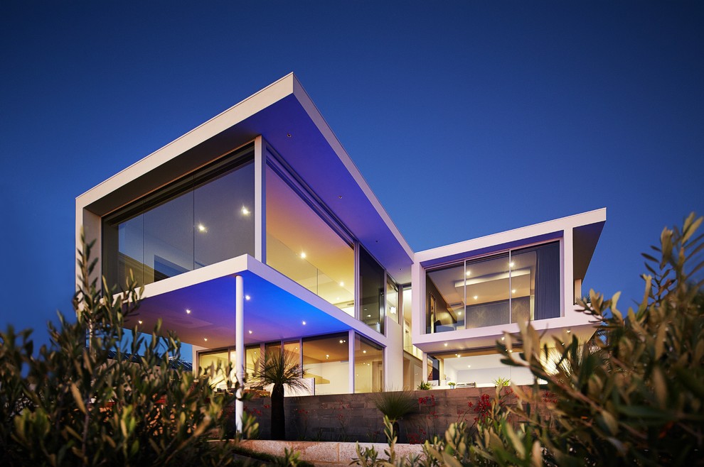 Cette image montre une très grande façade de maison design à un étage.