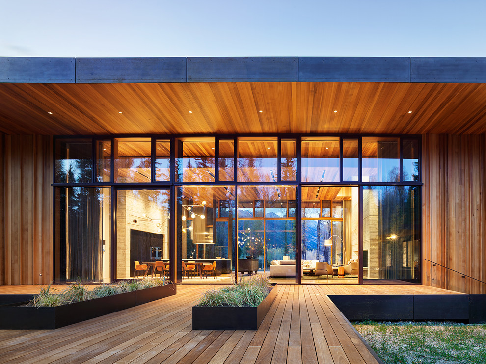 Idée de décoration pour une façade de maison minimaliste en bois à niveaux décalés.