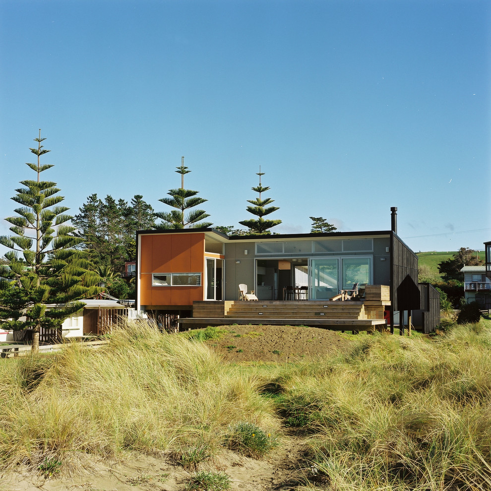 Foto de fachada multicolor contemporánea de tamaño medio de una planta con revestimiento de madera y tejado de un solo tendido