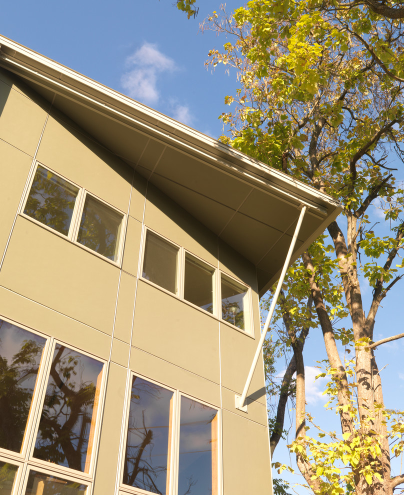 Kleines, Dreistöckiges Modernes Haus mit Faserzement-Fassade und grüner Fassadenfarbe in Sonstige