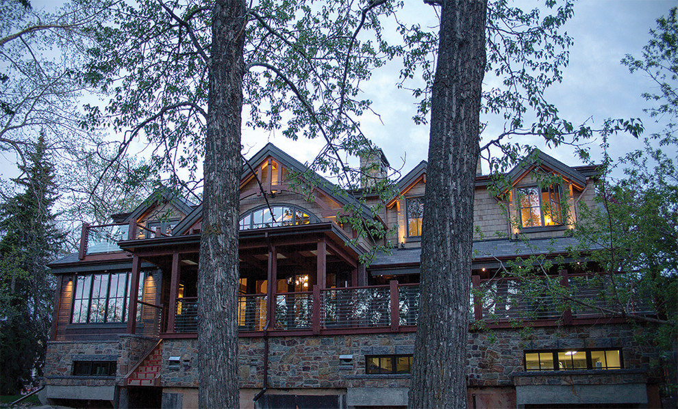 Стильный дизайн: большой, двухэтажный, деревянный, коричневый дом в стиле фьюжн - последний тренд