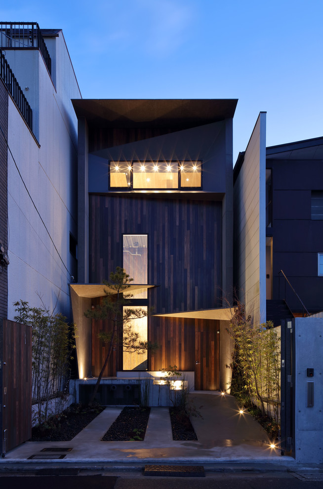 Foto de fachada de casa marrón contemporánea de tres plantas con revestimientos combinados y tejado plano