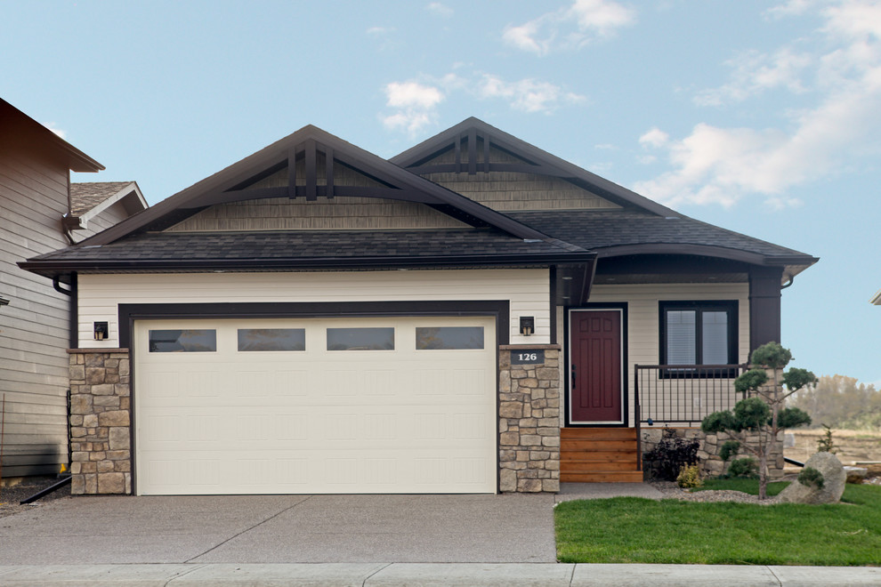 Example of a mid-sized transitional beige one-story vinyl gable roof design in Calgary