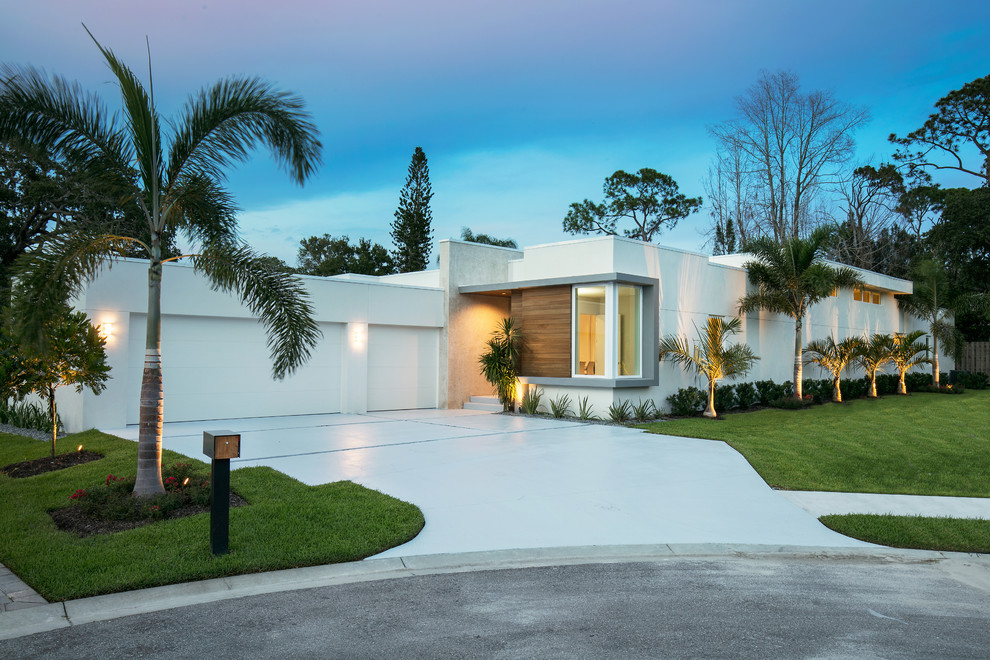 Mittelgroßes, Einstöckiges Modernes Einfamilienhaus mit Putzfassade, weißer Fassadenfarbe und Flachdach in Tampa