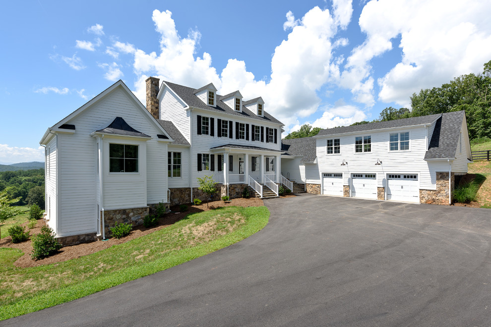 Großes, Zweistöckiges Landhausstil Einfamilienhaus mit Mix-Fassade, weißer Fassadenfarbe, Satteldach und Schindeldach in Sonstige
