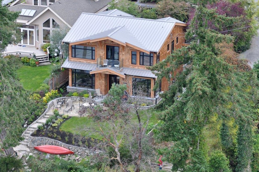 Geräumiges, Zweistöckiges Modernes Haus mit Steinfassade, beiger Fassadenfarbe und Satteldach in Vancouver