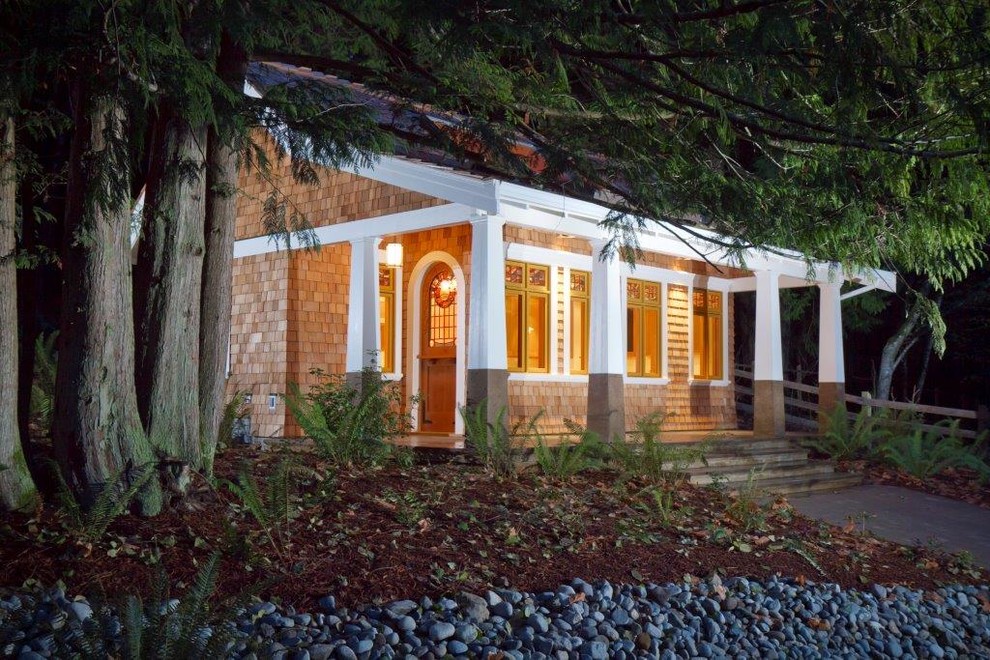 На фото: маленький, одноэтажный, деревянный, коричневый дом в стиле рустика с двускатной крышей для на участке и в саду с