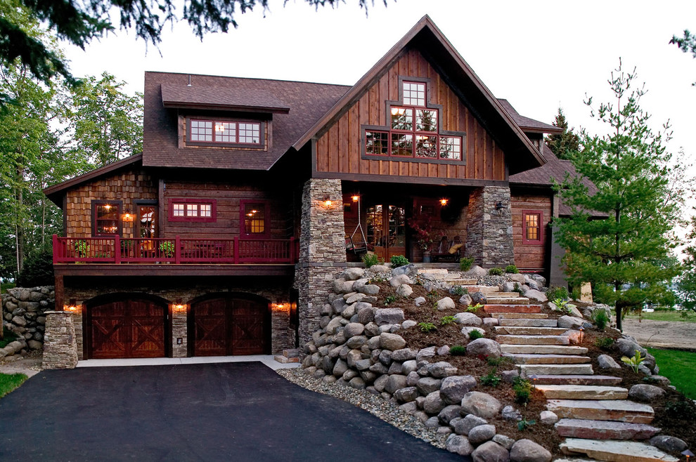 Ispirazione per la villa grande marrone rustica a tre piani con rivestimento in legno, tetto a capanna, copertura a scandole e abbinamento di colori