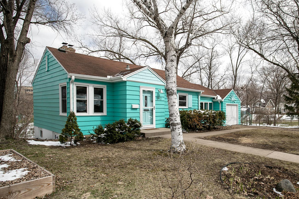 Источник вдохновения для домашнего уюта: одноэтажный, синий частный загородный дом среднего размера в стиле ретро