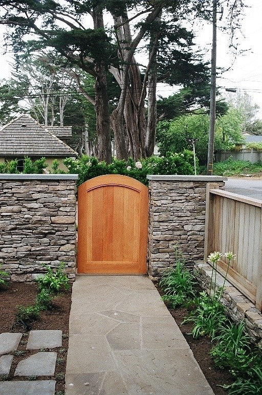 Idée de décoration pour une façade de maison design.