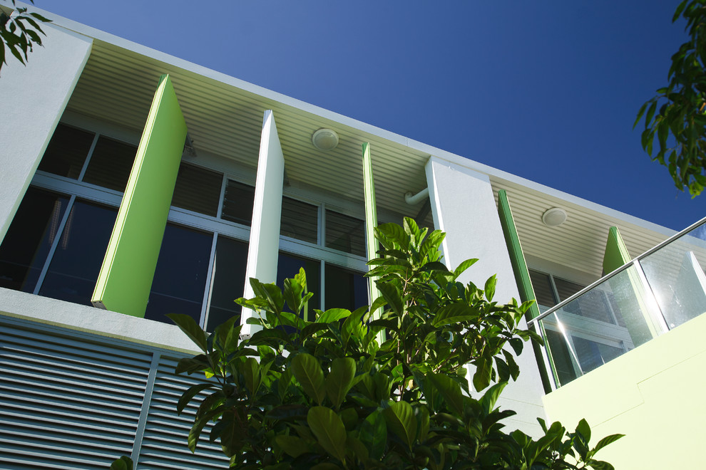 Exempel på ett industriellt grönt hus, med två våningar, fiberplattor i betong och platt tak