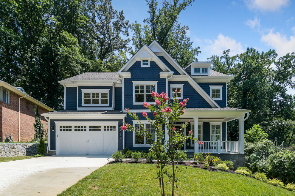 Diseño de fachada de casa azul y gris clásica de dos plantas con revestimiento de aglomerado de cemento, tejado de teja de madera, tejado a dos aguas y teja