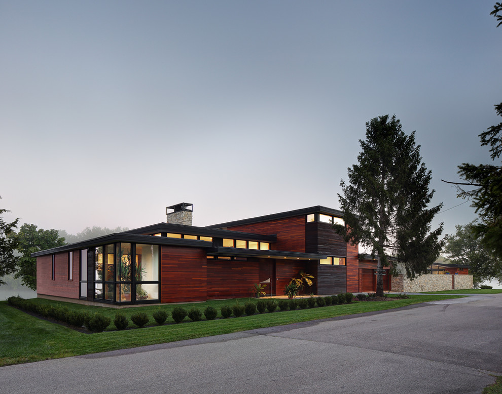 Mittelgroßes, Zweistöckiges Modernes Einfamilienhaus mit Mix-Fassade, Flachdach und brauner Fassadenfarbe in Milwaukee