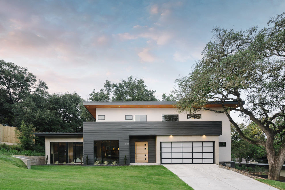 Zweistöckiges, Großes Modernes Einfamilienhaus mit Flachdach, Mix-Fassade und bunter Fassadenfarbe in Austin