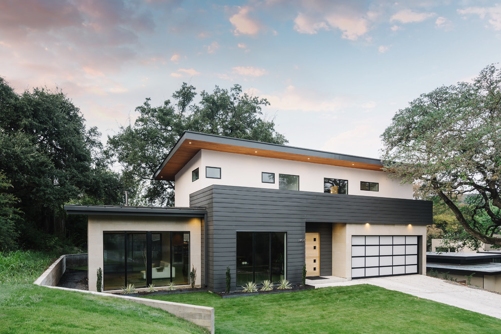 Großes, Zweistöckiges Modernes Einfamilienhaus mit Mix-Fassade, bunter Fassadenfarbe, Flachdach und Schindeldach in Austin