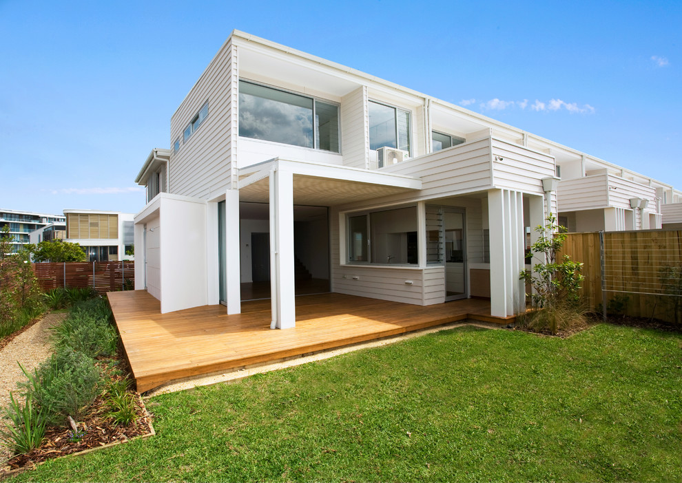 Пример оригинального дизайна: двухэтажный, белый дом в современном стиле с облицовкой из ЦСП