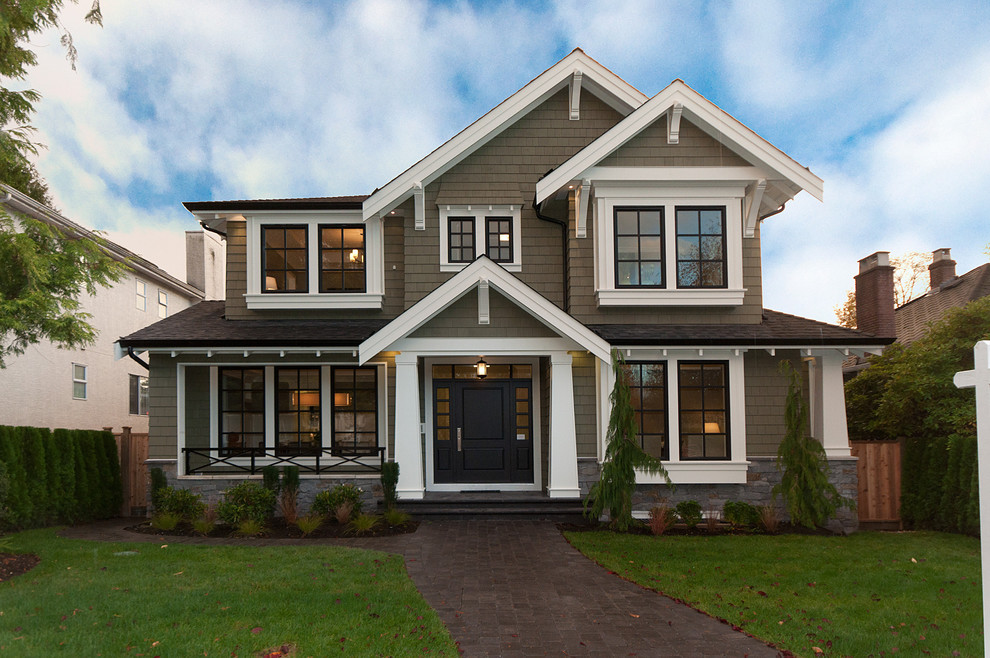 Aménagement d'une façade de maison verte classique de taille moyenne et à un étage avec un revêtement en vinyle et un toit à deux pans.
