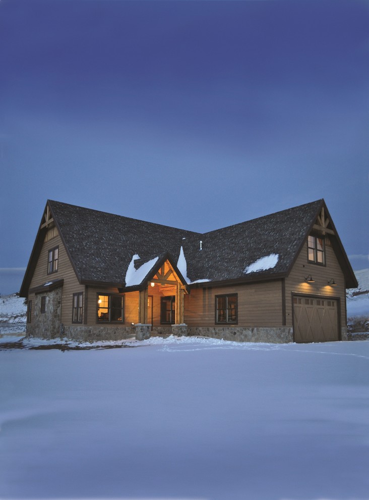 Aménagement d'une grande façade de maison marron montagne à un étage avec un revêtement mixte et un toit à croupette.