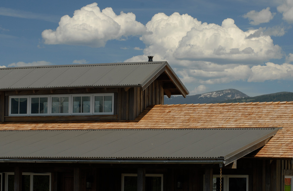 Idee per la villa grande bianca country a due piani con rivestimento in legno, tetto a capanna e copertura a scandole