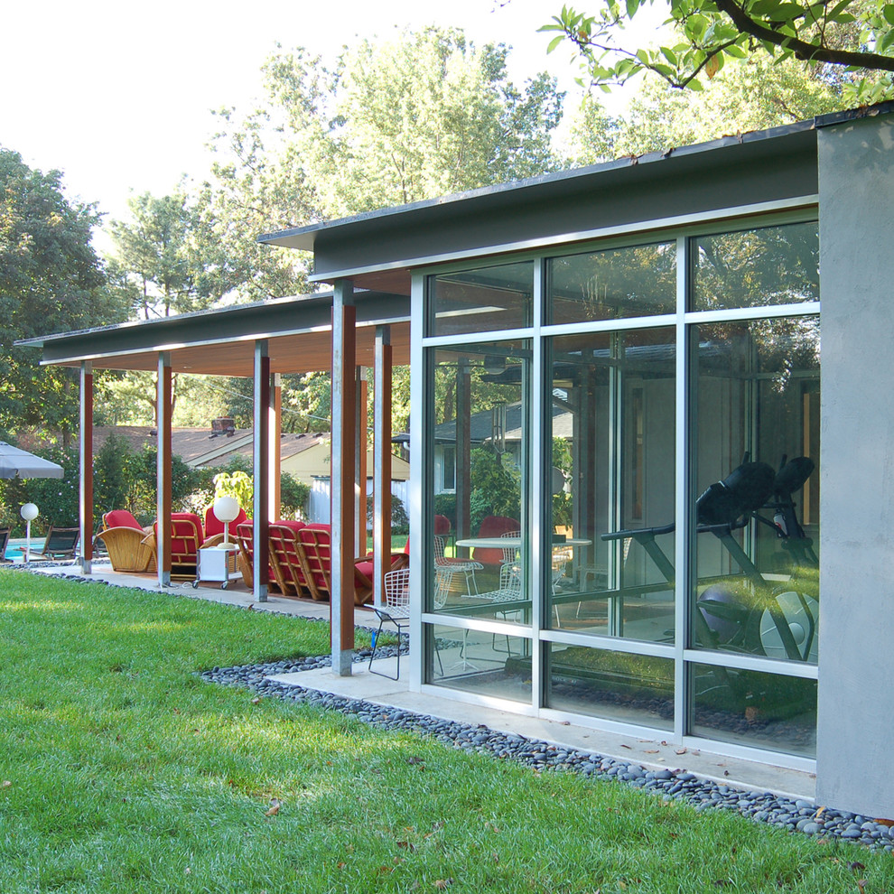 Photo of a midcentury bungalow glass house exterior in Kansas City.