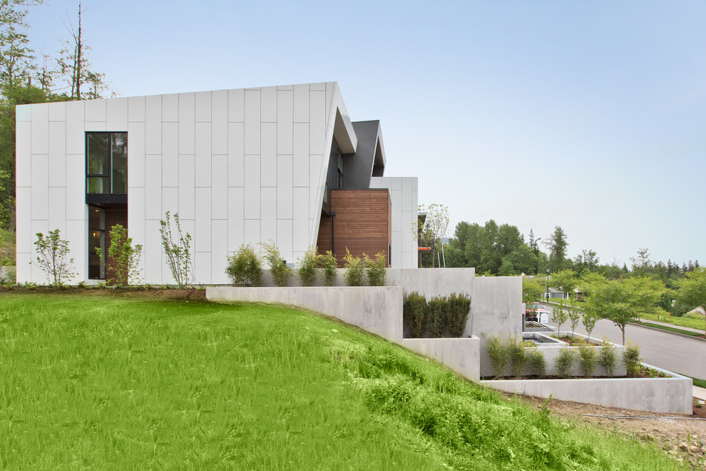 Großes, Dreistöckiges Modernes Haus mit Metallfassade in Seattle