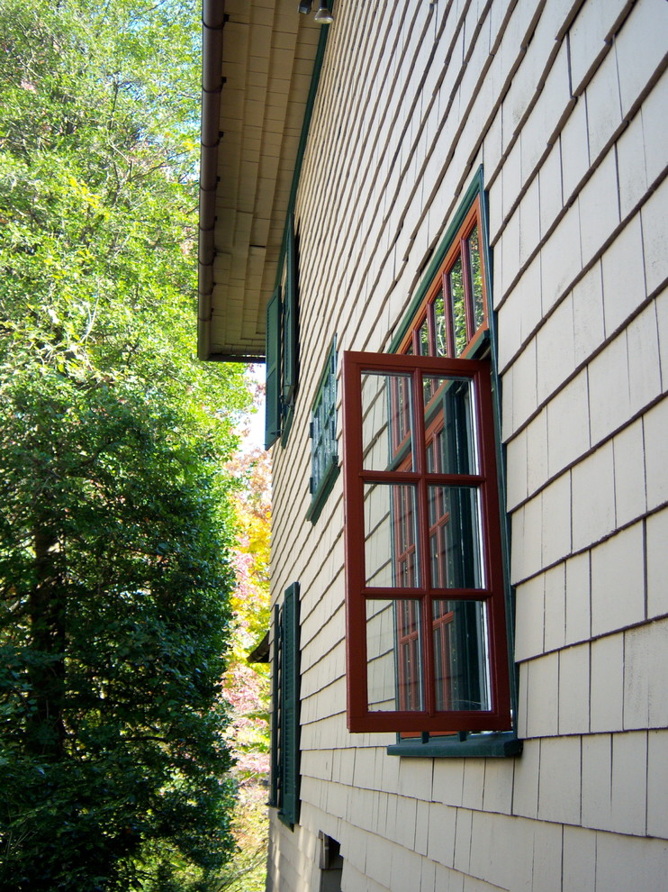 Cette image montre une façade de maison beige chalet de taille moyenne et à deux étages et plus avec un revêtement mixte.
