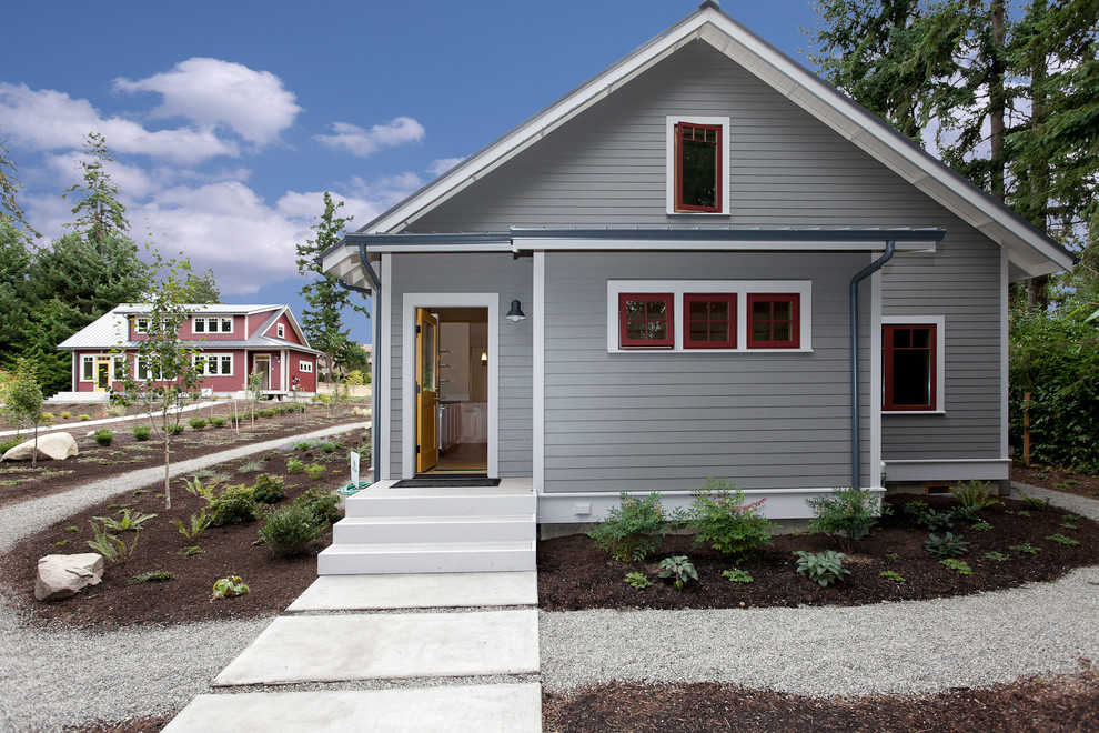 Kleines, Zweistöckiges Klassisches Haus mit Faserzement-Fassade und grauer Fassadenfarbe in Seattle