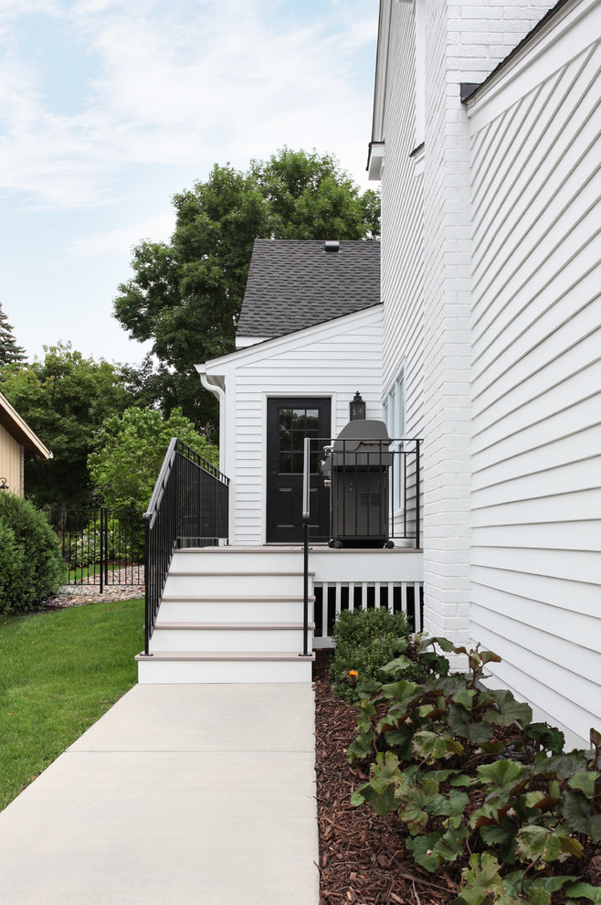 Geräumiges, Dreistöckiges Landhaus Haus mit weißer Fassadenfarbe, Satteldach und Blechdach in Minneapolis