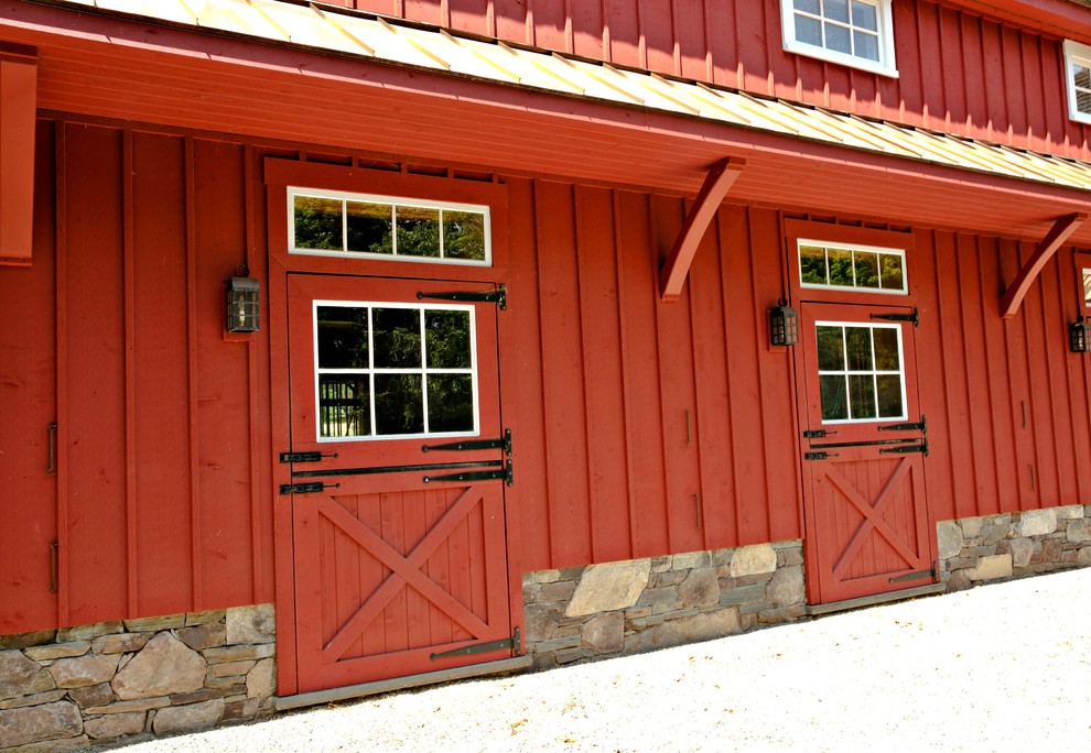 Modelo de fachada roja de estilo de casa de campo de tamaño medio de dos plantas con revestimiento de madera