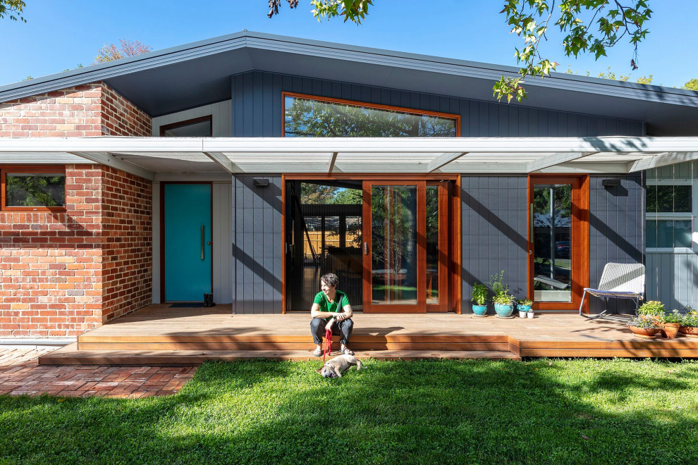 Example of a small trendy one-story exterior home design in Canberra - Queanbeyan with a metal roof