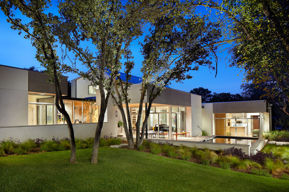 This is an example of a contemporary two floor house exterior in Austin.