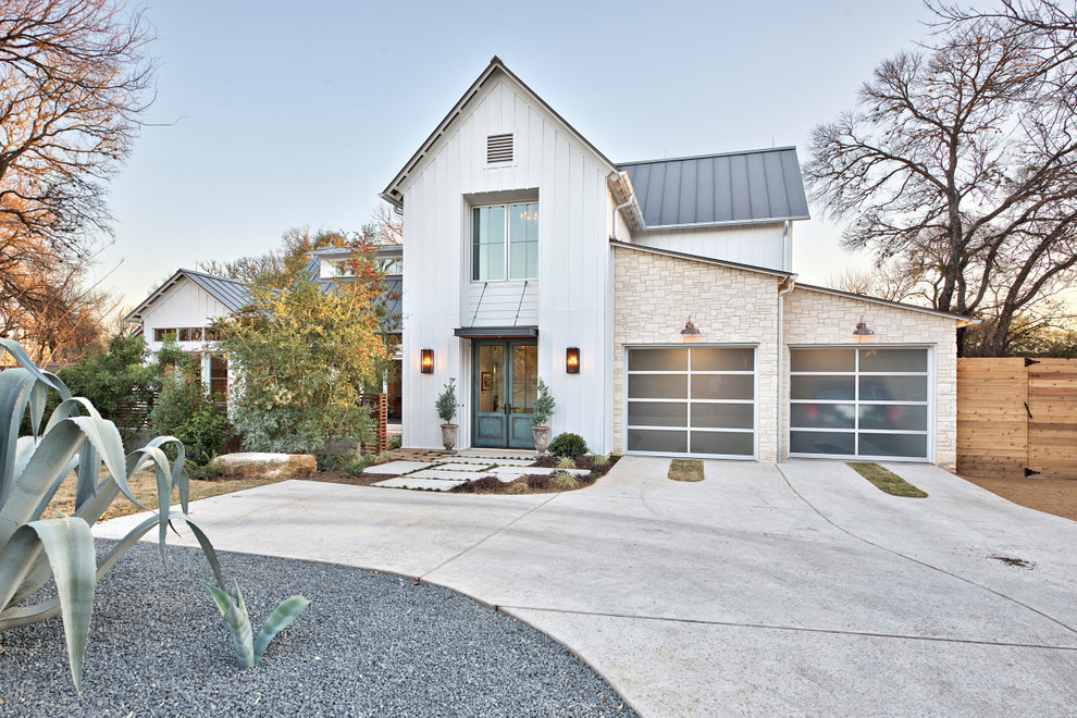 Großes, Zweistöckiges Landhaus Einfamilienhaus mit Mix-Fassade, weißer Fassadenfarbe, Satteldach und Blechdach in Austin